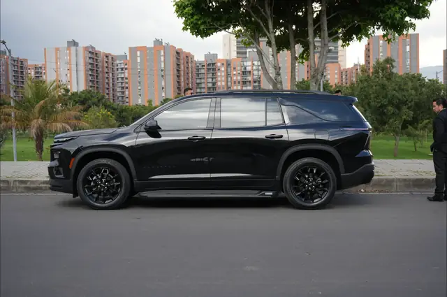 Chevrolet Suburban negra de ULTRAVIP de Estarter en Bogotá