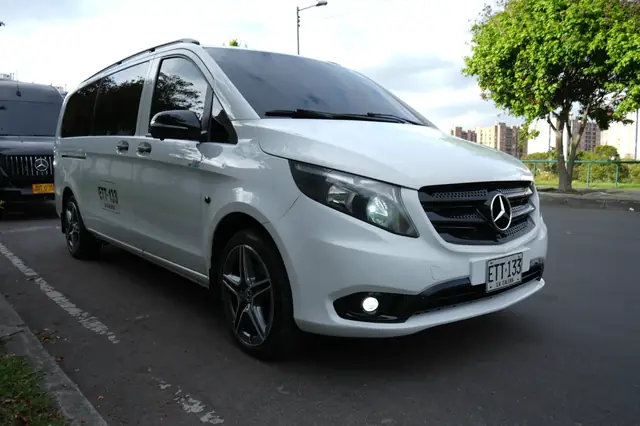 Van Mercedes-Benz Vito blanca de servicio especial