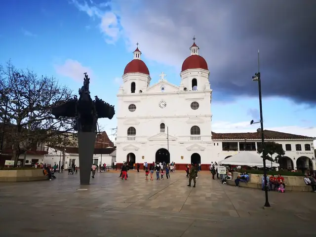 Servicio de transporte privado VIP con conductor en Rionegro, Colombia — traslados desde Aeropuerto José María Córdova (MDE)